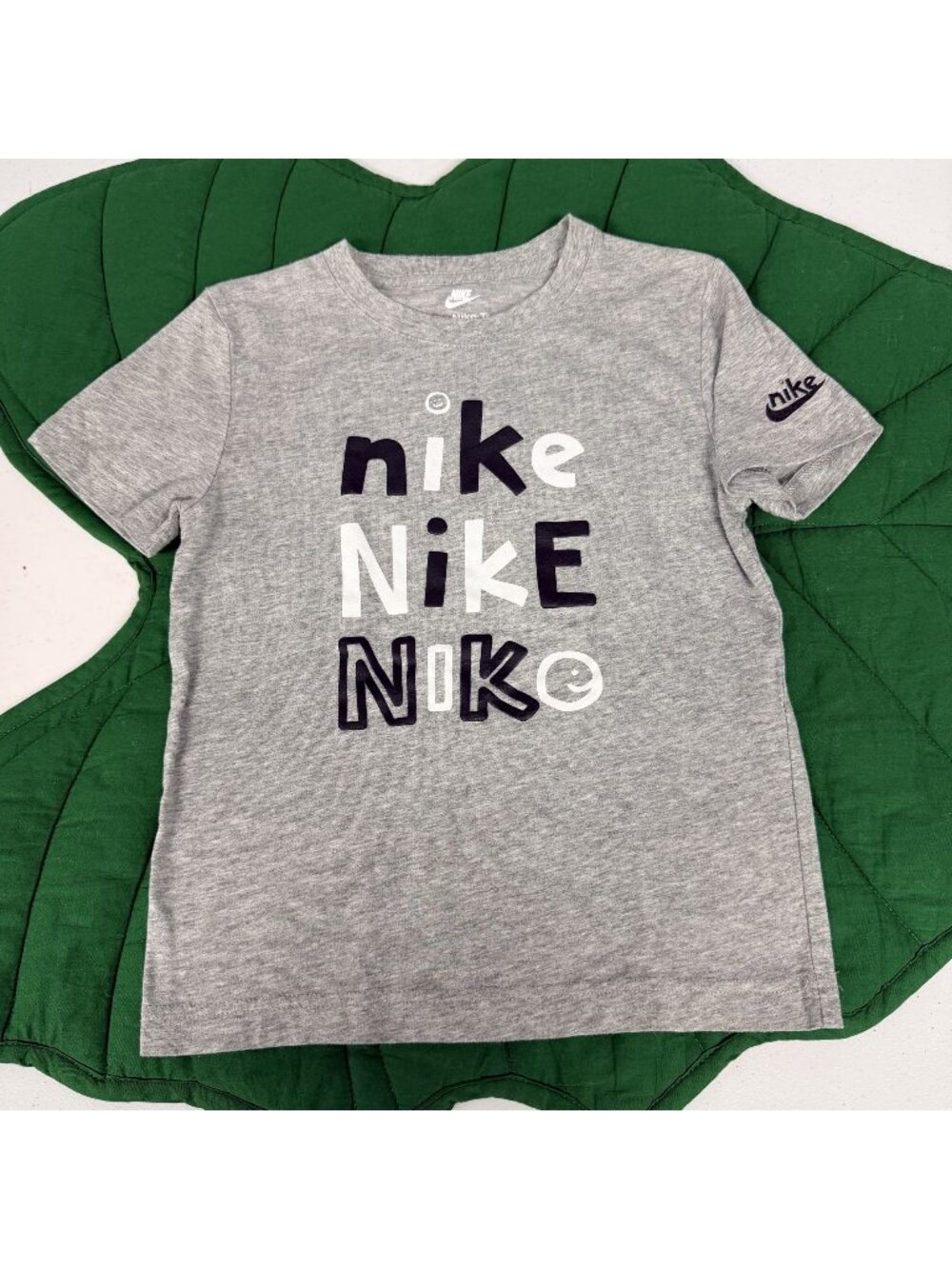 Nike Tee Boys 7 Gray Graphic Short Sleeve Tshirt